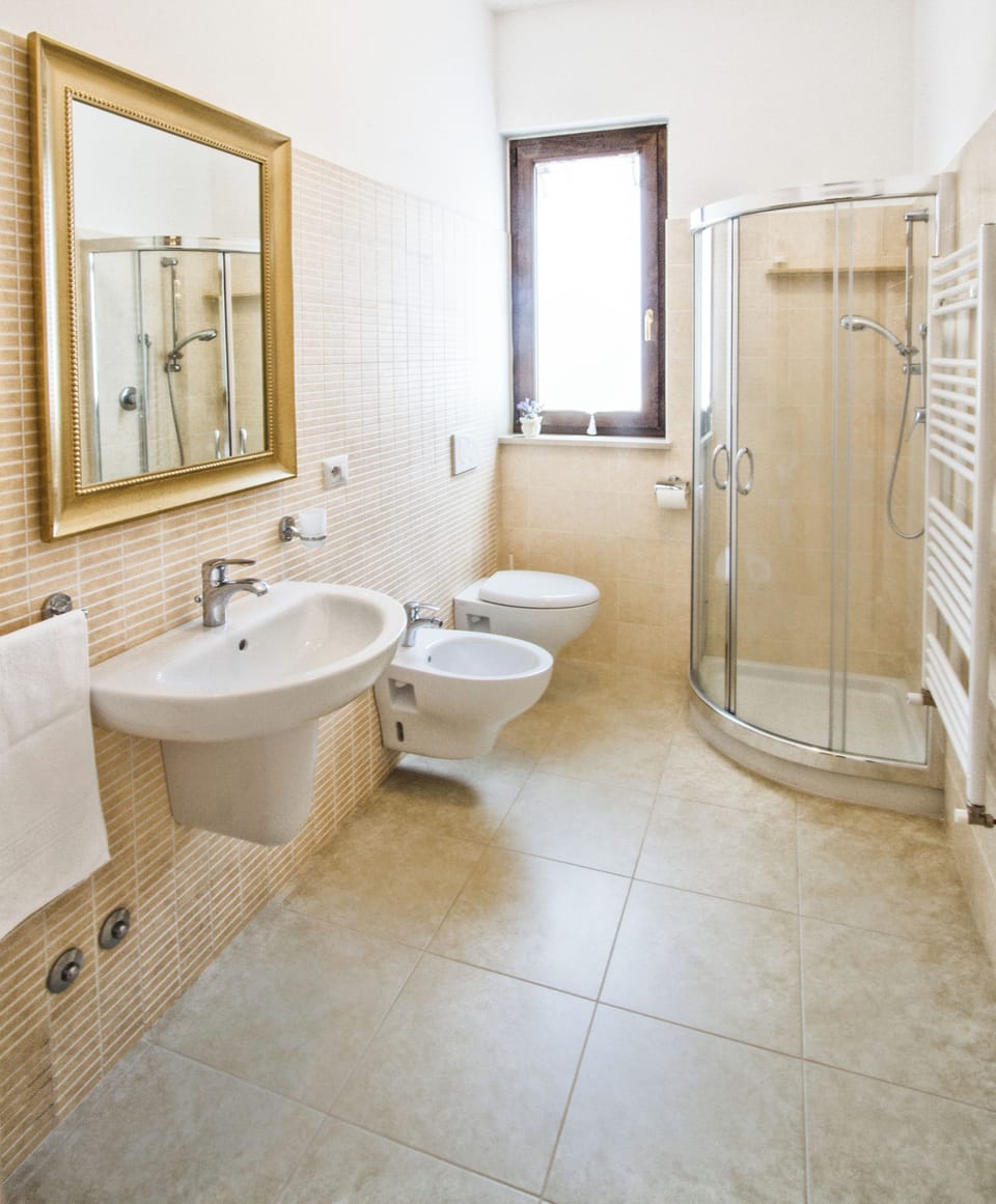 Deluxe Triple Room, Garden View | Bathroom | Hair dryer, bidet, towels