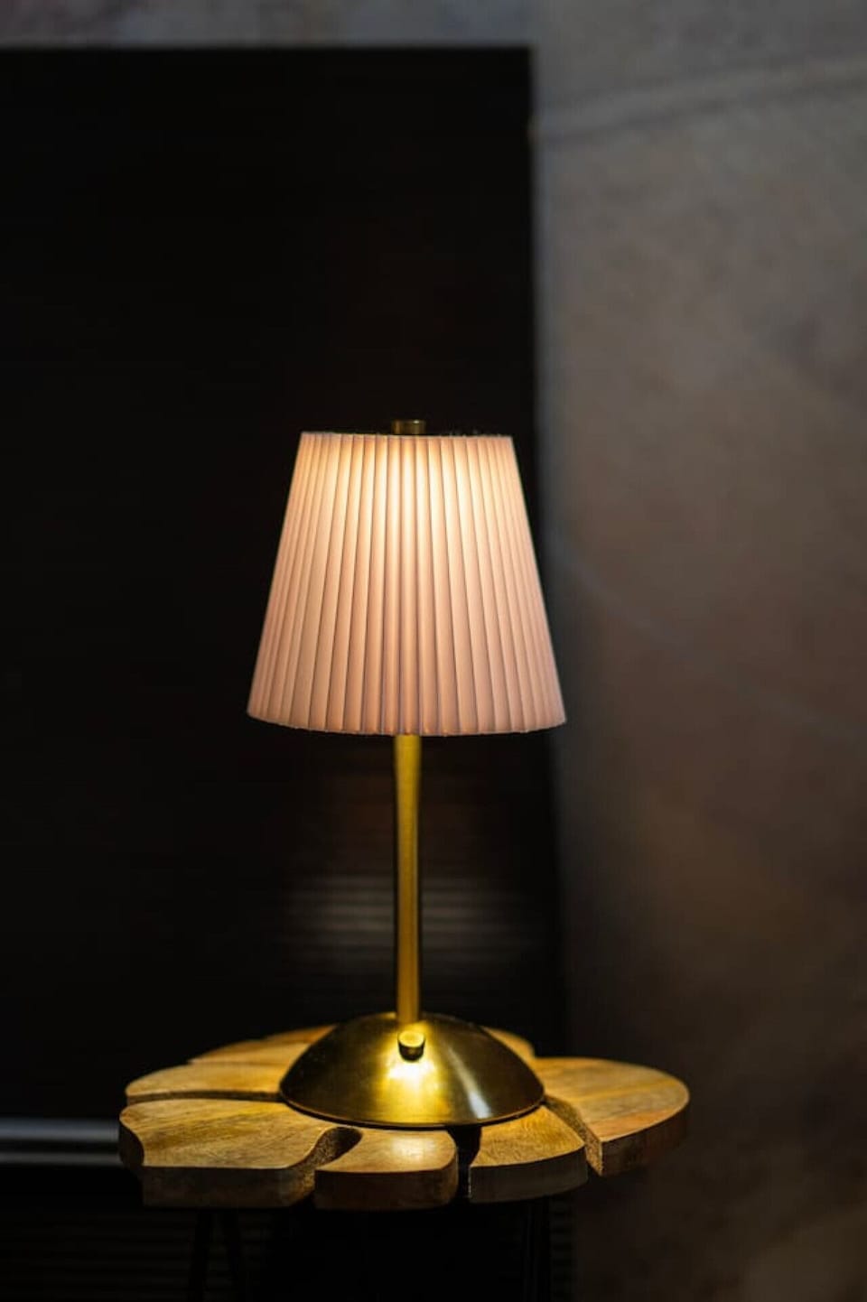 Bedroom Detail – Cozy Bedside Lamp Creating a Warm and Relaxing Atmosphere | Book Now with RENTUJEMY.COM