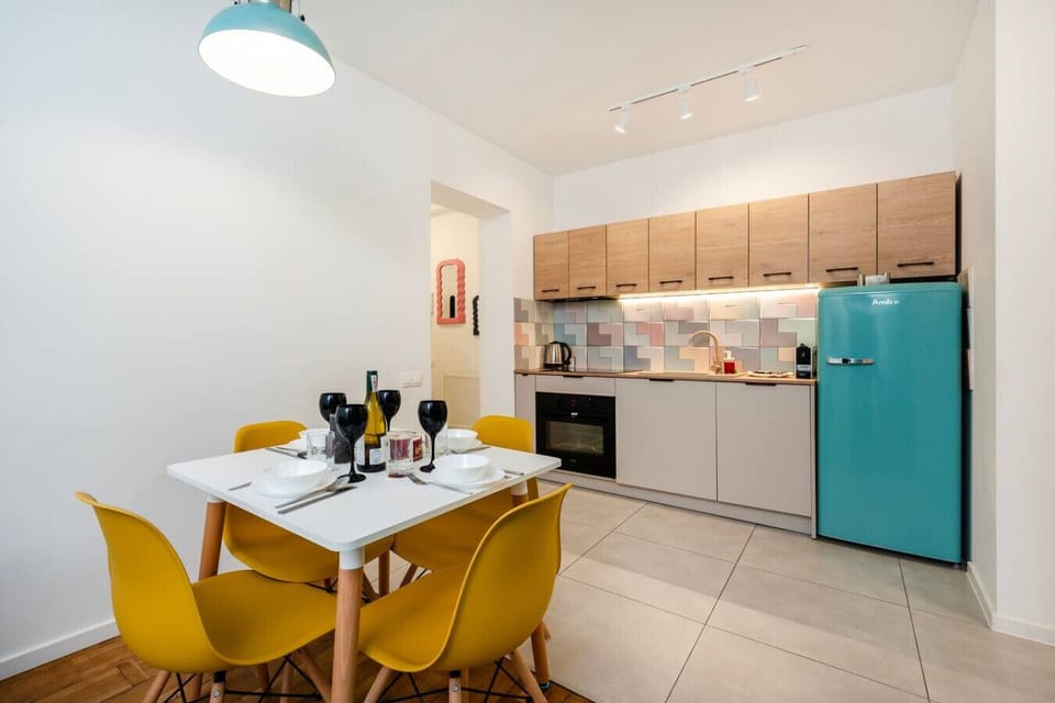 Modern Open-Plan Kitchen and Dining Area with Fully Equipped Kitchen, Retro-Style Fridge and Dining Table for Shared Meals | Book Now with RENTUJEMY.COM