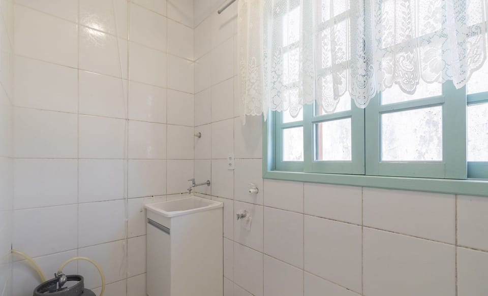 Basic Apartment | Bathroom | Shower