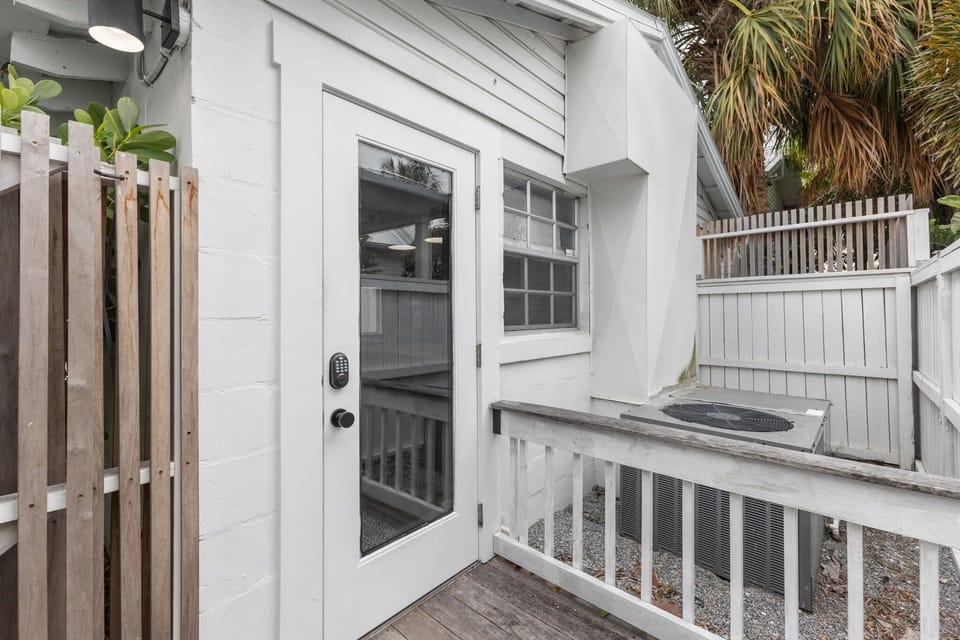 A quaint, private getaway space perfect for individuals or couples traveling. 