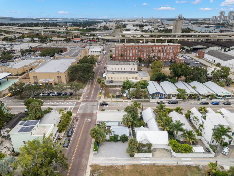 Conveniently located in close proximity to Downtown Tampa, Hyde Park Village and SoHo.