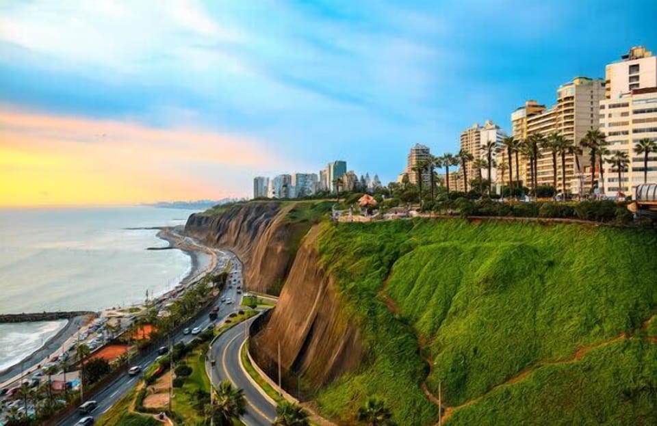 Bienvenido a Lima y la magnificencia del Océano Pacífico.