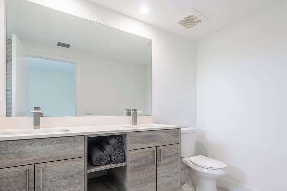 Full bathroom 1