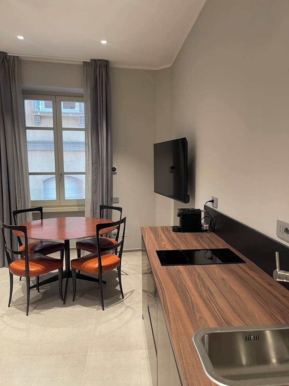 Luxury Apartment, City View | Private kitchen