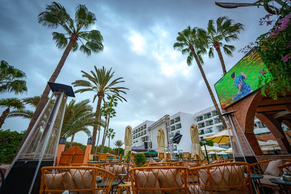 Poolside bar