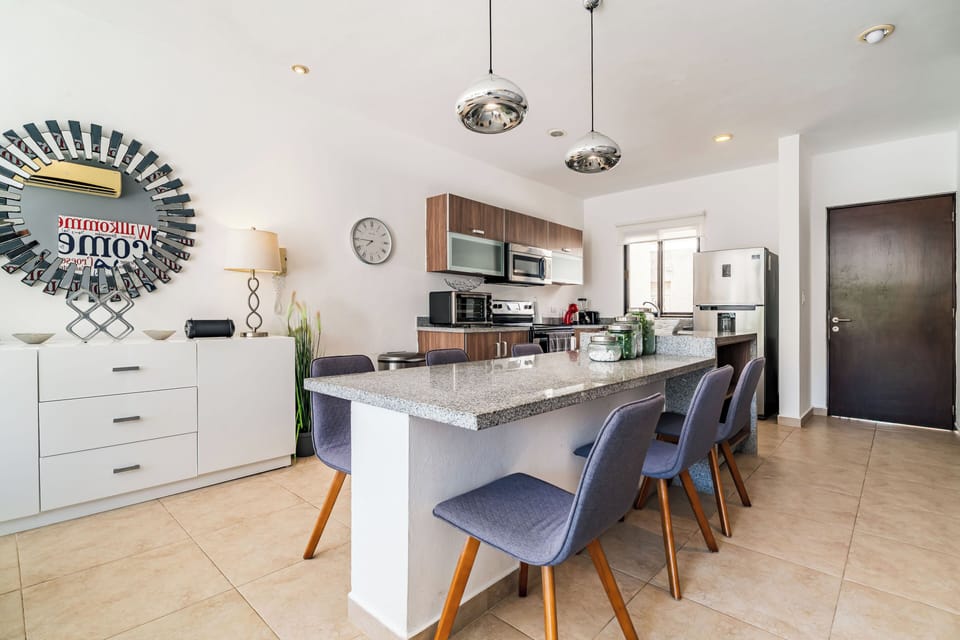 Luxury Apartment, Pool View | Dining room