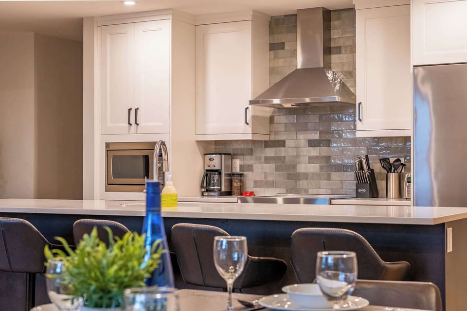 Seamless kitchen and dining spaces