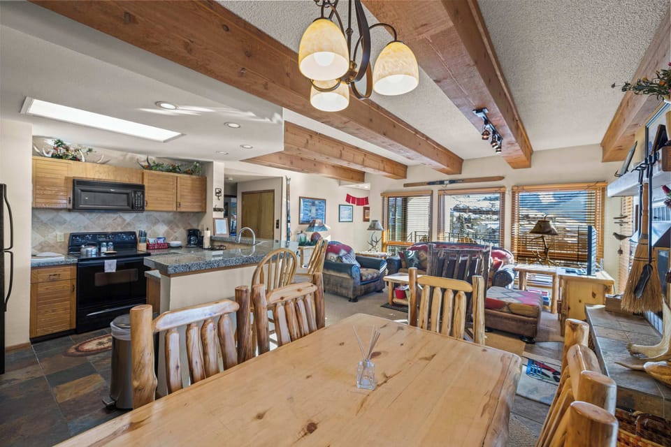 【Open-Concept】Living, dining, and kitchen flow — the cook stays in the conversation