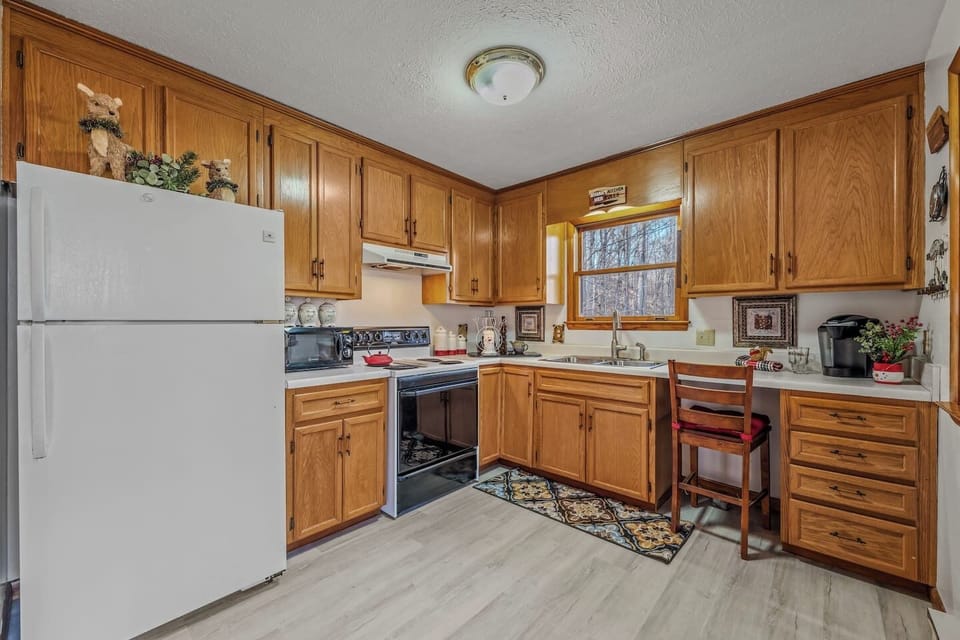 Fully stocked kitchen with pots and pans!