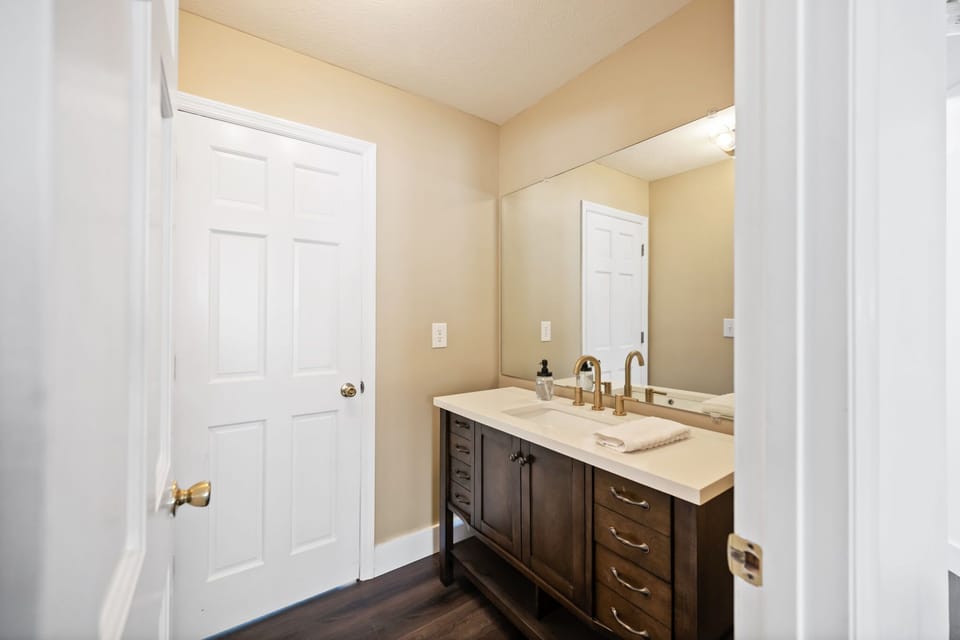 Bright and functional half bathroom ensuite