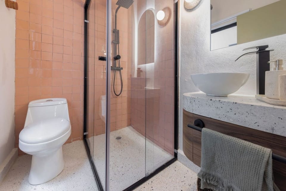 Basic Single Room | Bathroom