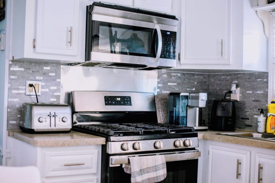 Kitchen appliances (stove, toaster, air fryer, kuerig...)