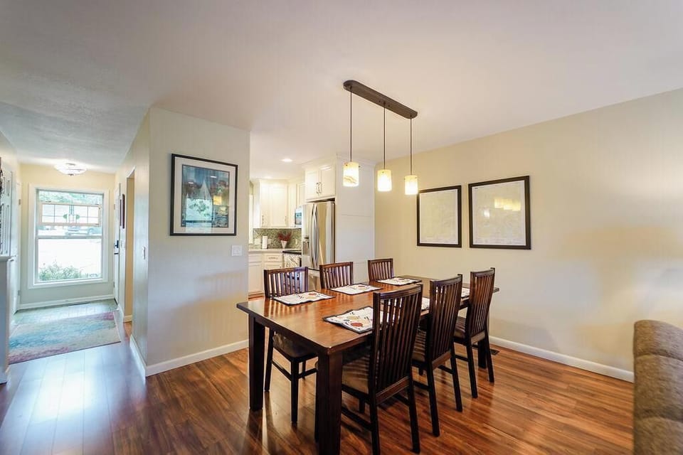 Dining Room area with 6 chairs 
