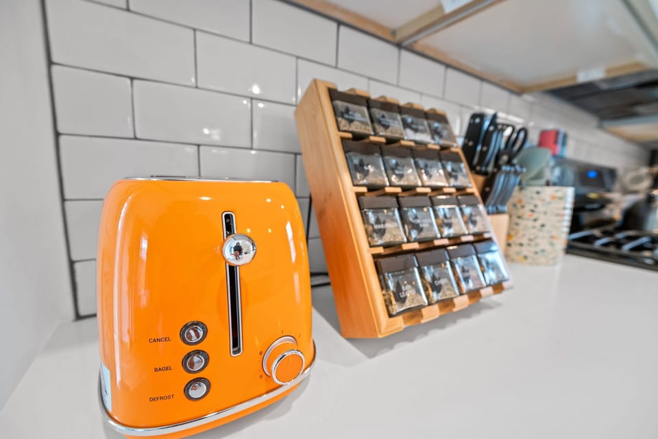 Toaster, Spices, Knife Block, Cooking Utensils - Lots of Options for Cooking