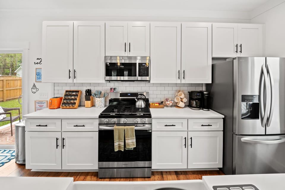 Fully Stocked Kitchen - Drip and Keurig Coffee Maker, Toaster, Teas & Spices and more!