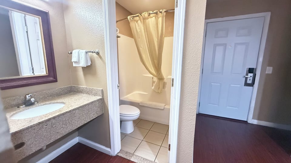 Standard Room, 1 King Bed | Bathroom | Combined shower/tub, free toiletries, hair dryer, towels