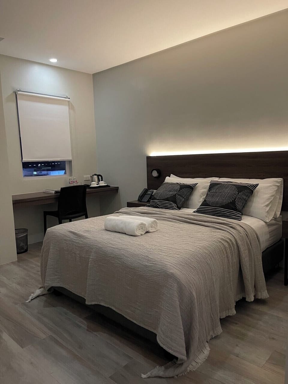 Suite | Desk, laptop workspace, iron/ironing board, free WiFi