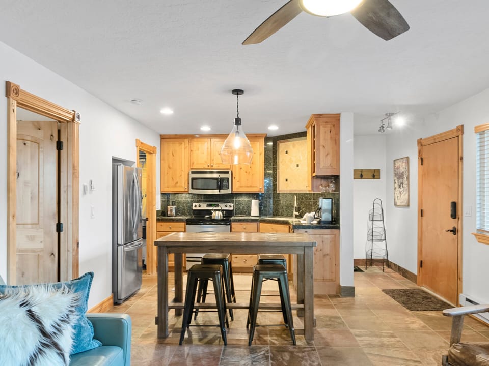 Full Kitchen 4 Barstools