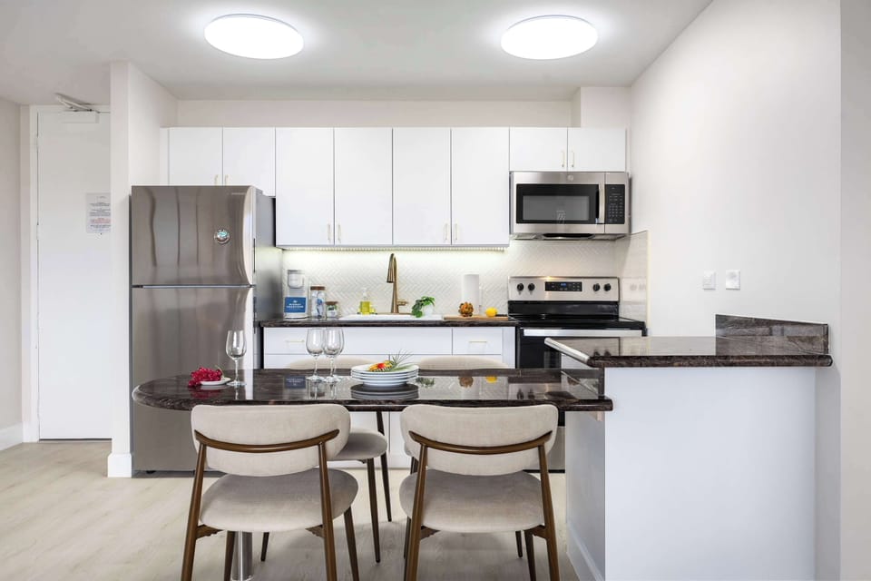 Dine in style at the elegant marble eating bar in your bright, fully equipped contemporary kitchen.