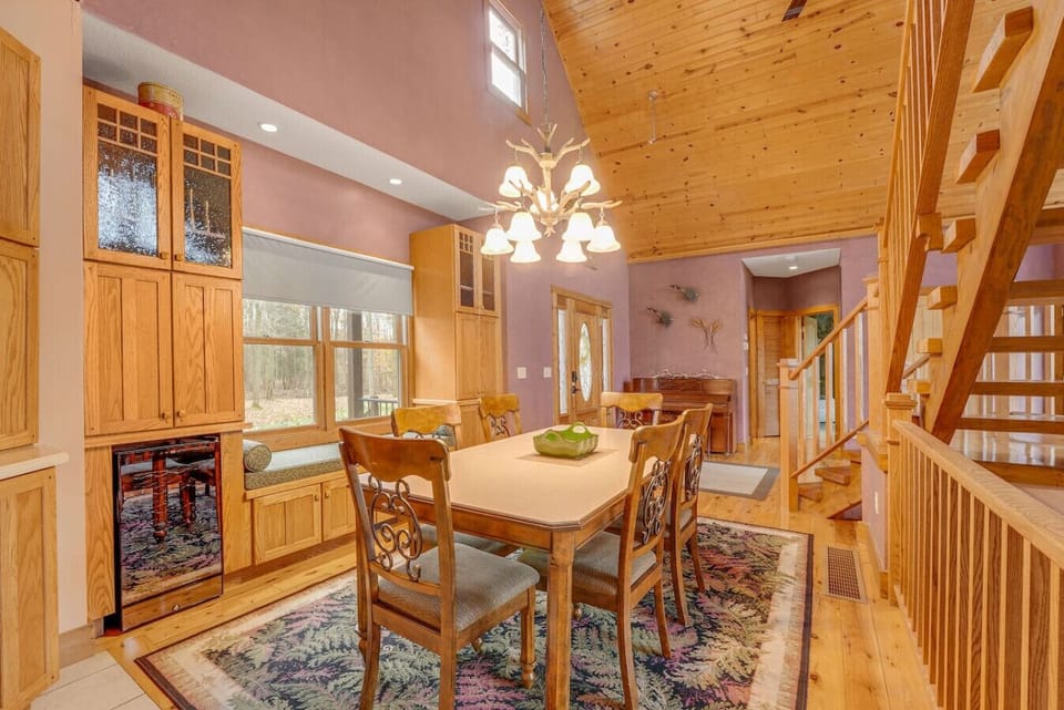 Family friendly dining with room for everyone while preparing meals