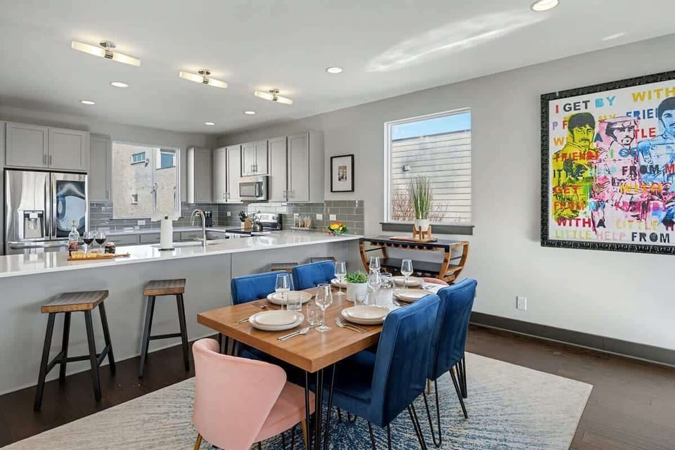 2nd Floor: Dining area with seating for 6 guests.