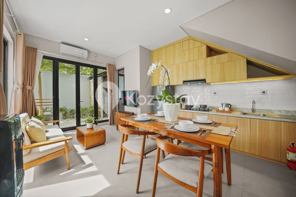 Villa, 2 Bedrooms, Resort View | Dining room