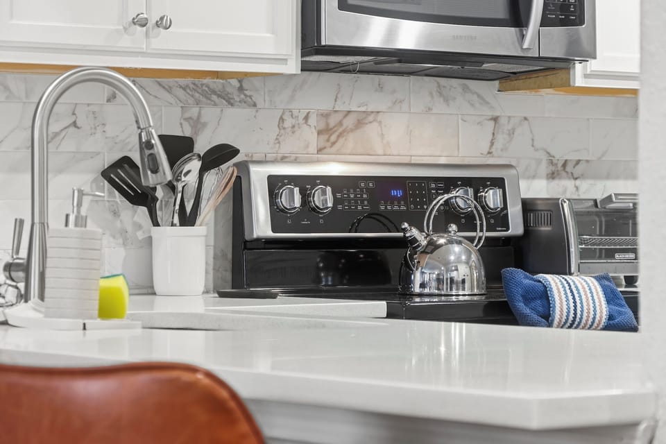 Stove and hot water kettle