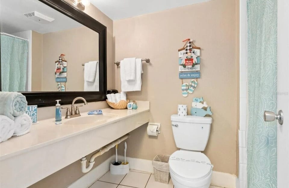Fresh towels, toiletries, and a peaceful vibe.