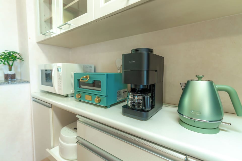 Elite Condo, Balcony, Ocean View | Private kitchenette | Electric kettle, dining table