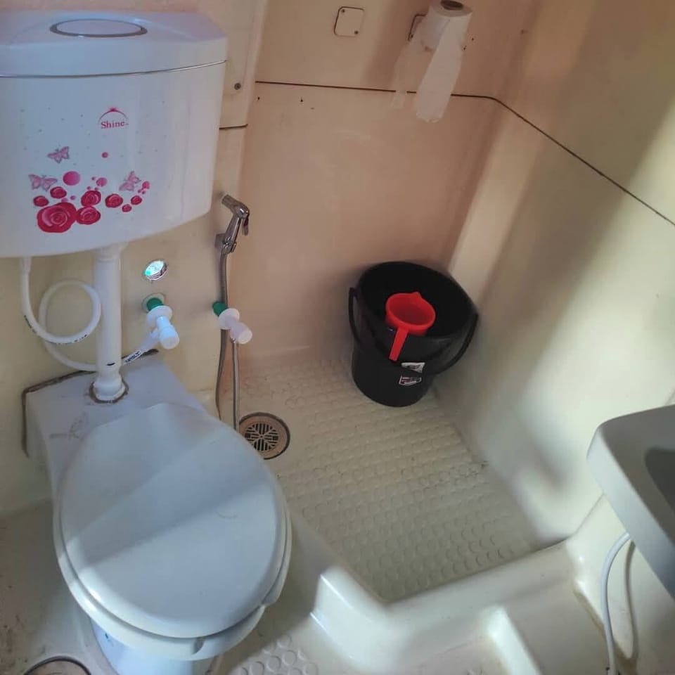 Bathtub, free toiletries, towels, soap