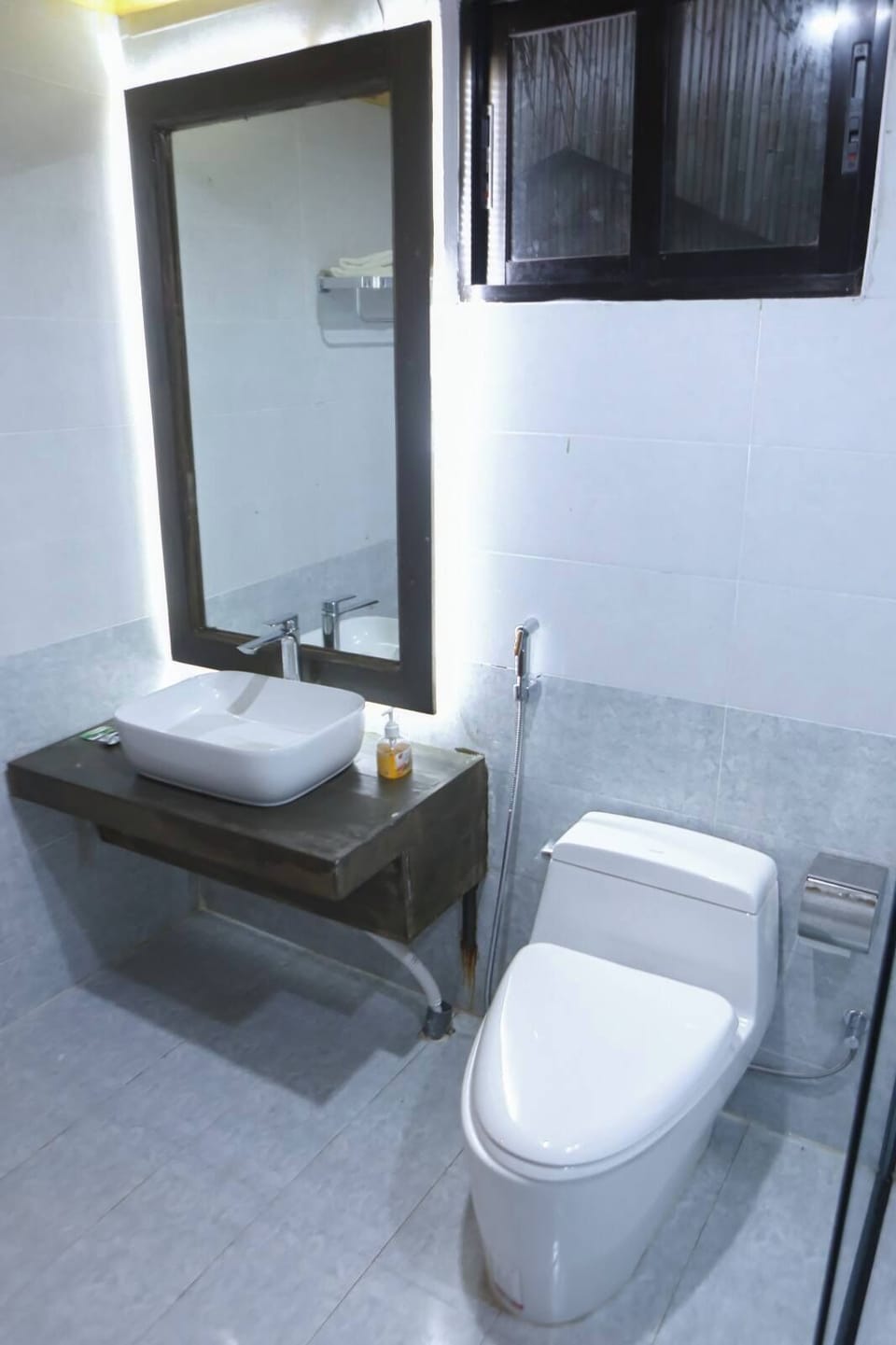 Presidential Cottage, Beach View | Bathroom | Bathtub, free toiletries, towels, soap