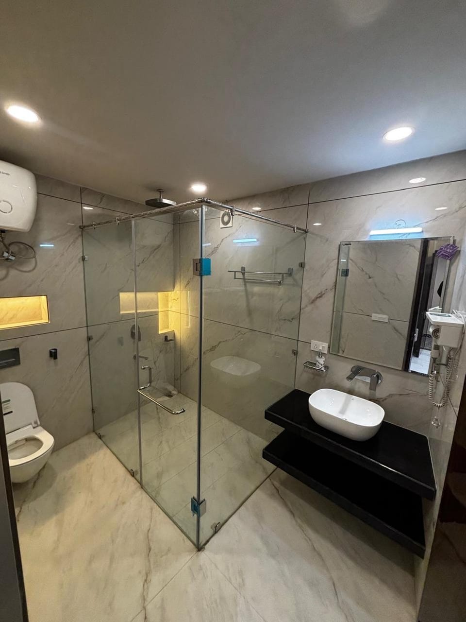 Deluxe Double Room, City View | Bathroom | Free toiletries, slippers, towels, soap