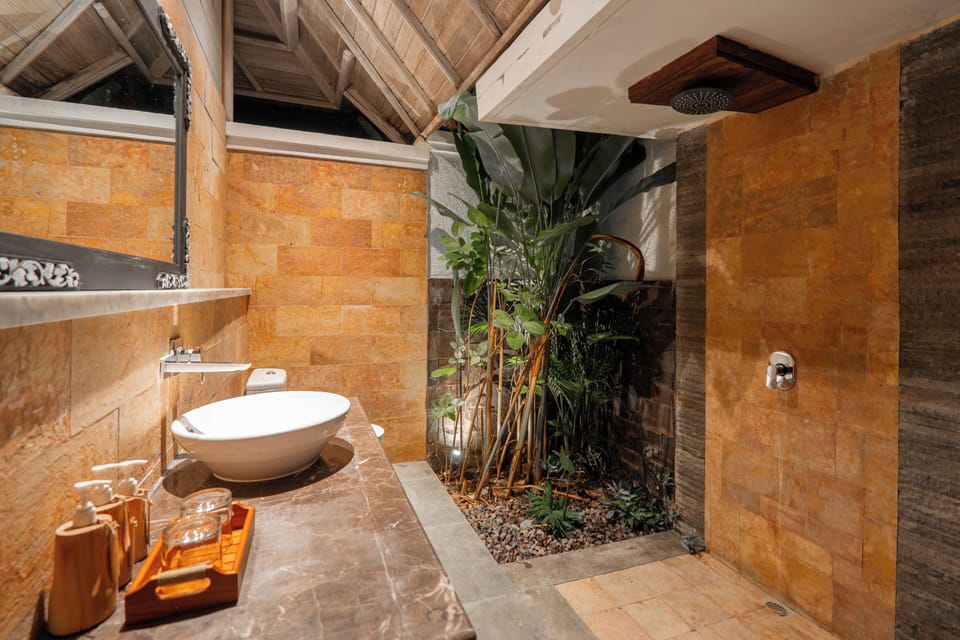 Shower, free toiletries, hair dryer, bidet