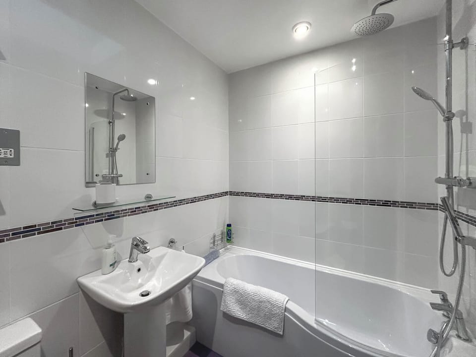 Bathroom | Rookery Farm Holiday Cottage, Bognor Regis