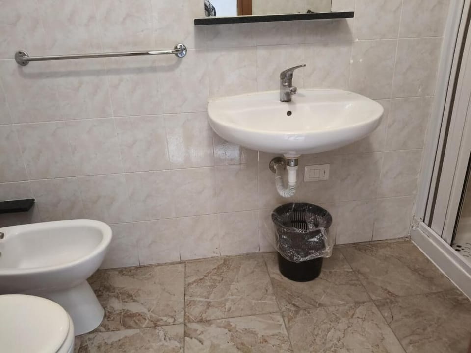 Classic Triple Room, Balcony, City View | Bathroom | Shower, hair dryer, bidet, towels