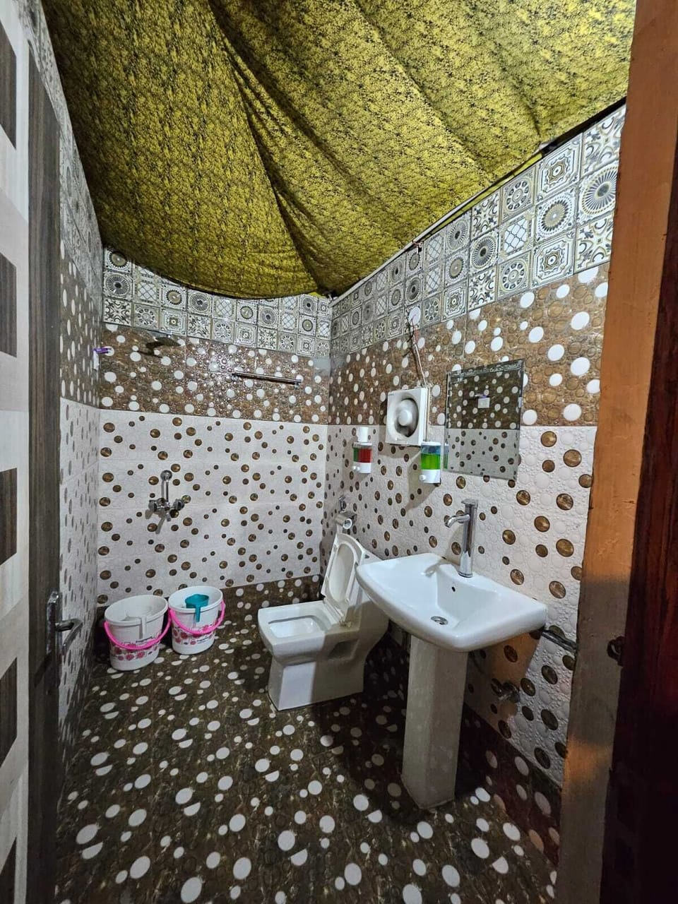 Premium Camp Cottage River View | Bathroom