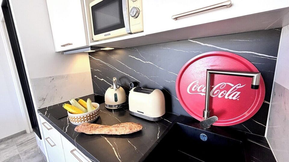Cuisinette entièrement équipée, avec grille pain, bouilloire, machine à café nespresso