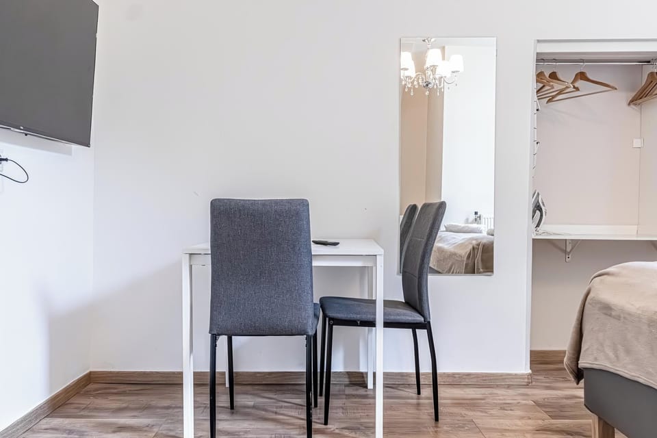 Basic Studio | Iron/ironing board (on request)
