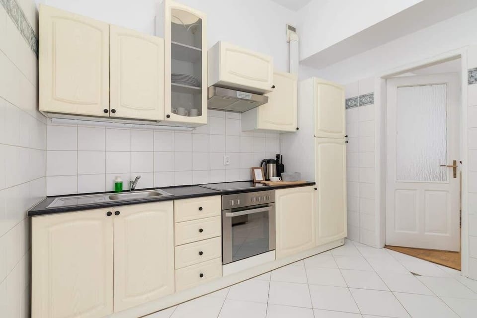 Fully equipped kitchen with modern appliances and plenty of storage space. Bright and functional layout for everyday use.