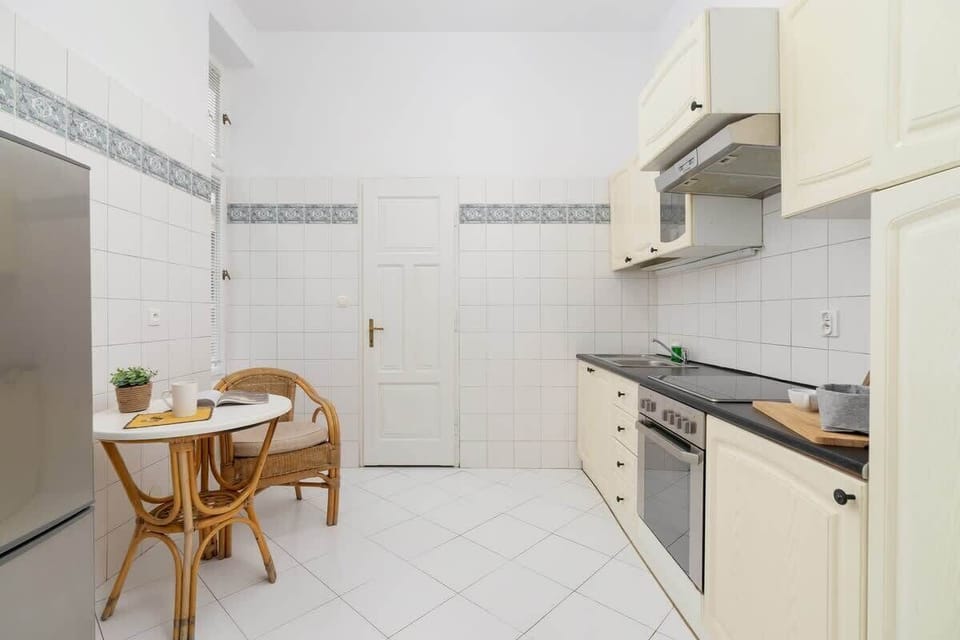 Fully equipped kitchen with modern appliances. Bright and functional space for everyday use.