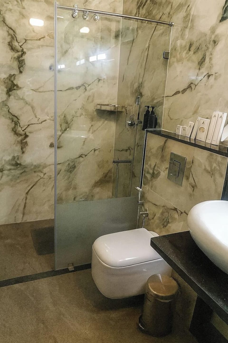 Deluxe Cottage, Garden View | Bathroom | Free toiletries, hair dryer, bathrobes, slippers