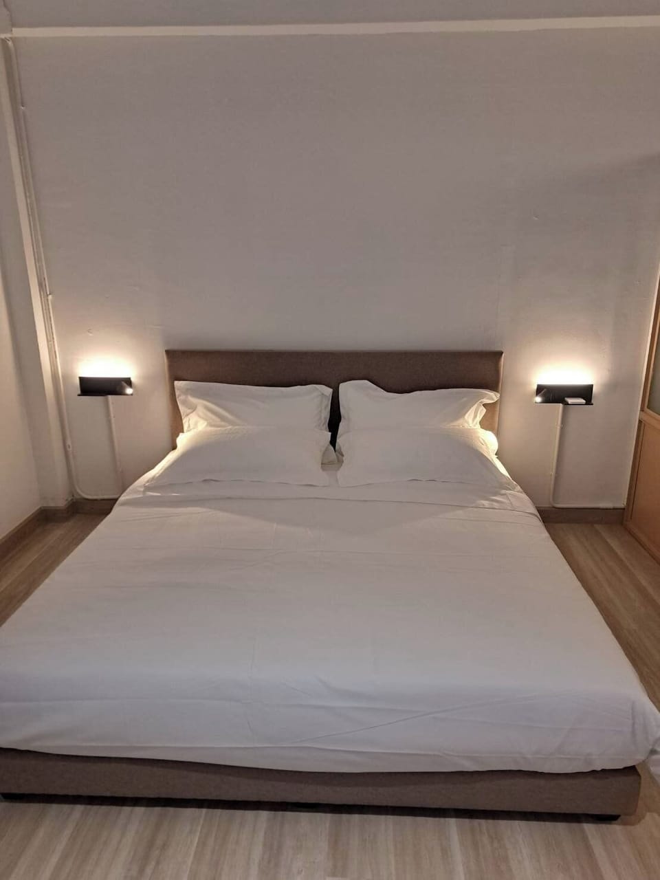 Deluxe Studio Suite | Desk, laptop workspace, free WiFi
