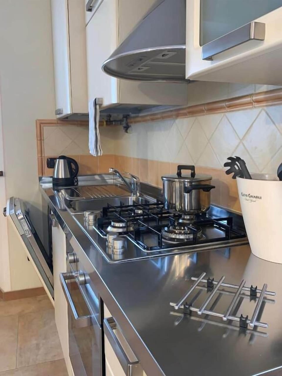 Deluxe Apartment, Kitchen, Garden View | Private kitchen | Shared fridge, shared microwave, highchair