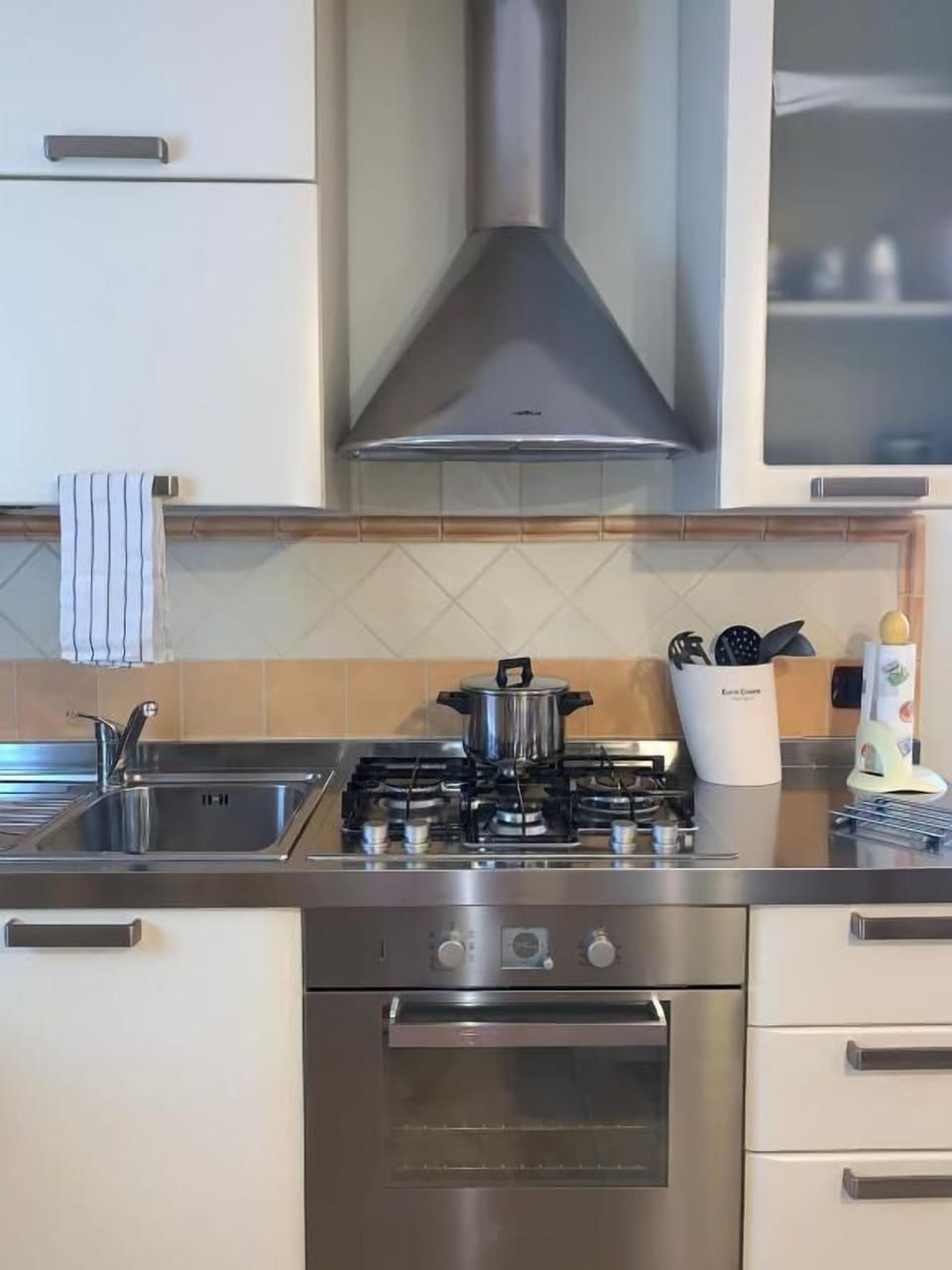 Deluxe Apartment, Kitchen, Garden View | Private kitchen | Shared fridge, shared microwave, highchair
