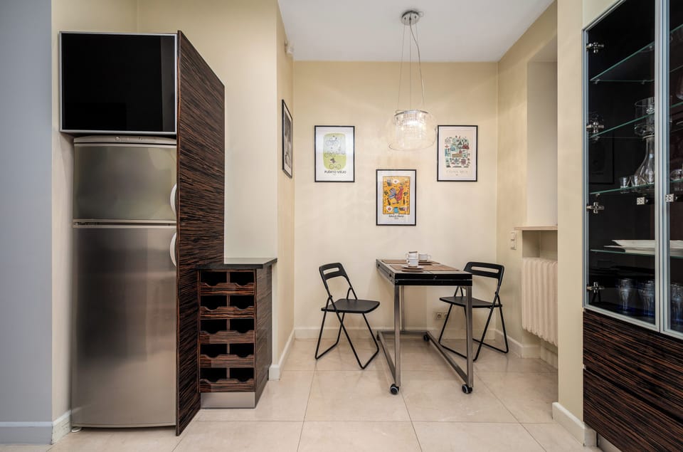 Apartment (14) | Private kitchen | Fridge, stovetop, electric kettle, cookware/dishes/utensils