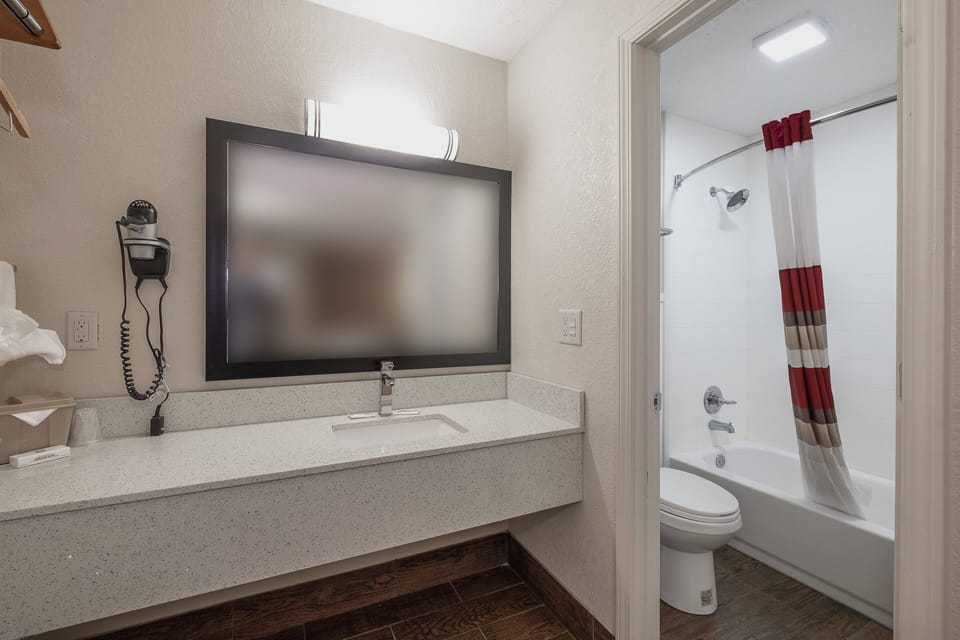 Superior Room, 1 King Bed, Non Smoking | Bathroom | Combined shower/tub, free toiletries, hair dryer, towels