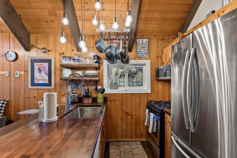 Full kitchen w/basic cookware, Keurig, & french press coffee maker