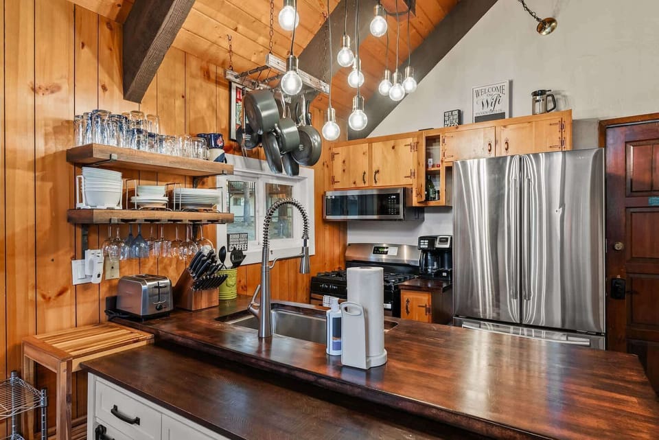Full kitchen w/basic cookware, Keurig, & french press coffee maker