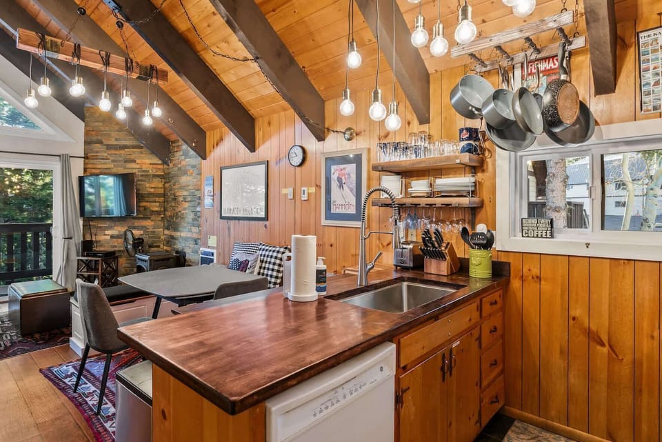 Full kitchen w/basic cookware, Keurig, & french press coffee maker